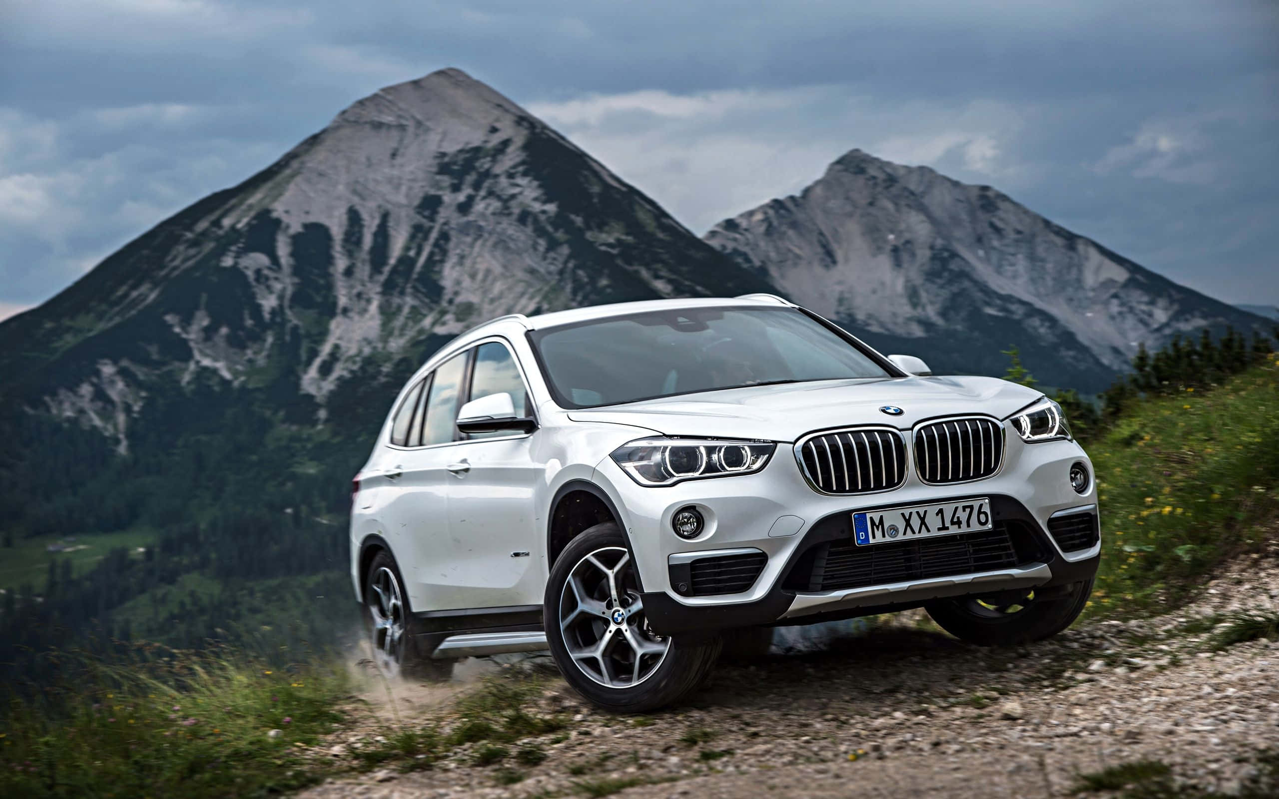 BMW X1, white, gravel path, 2K Desktop Wallpaper