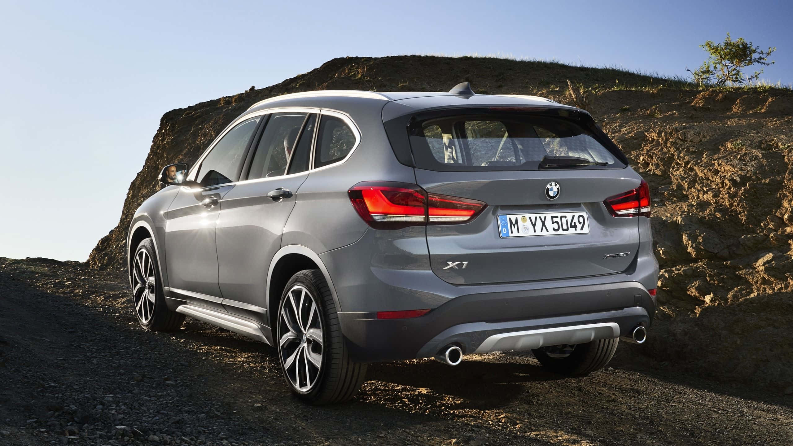 BMW X1, silver, gravel path, 2K Desktop Wallpaper