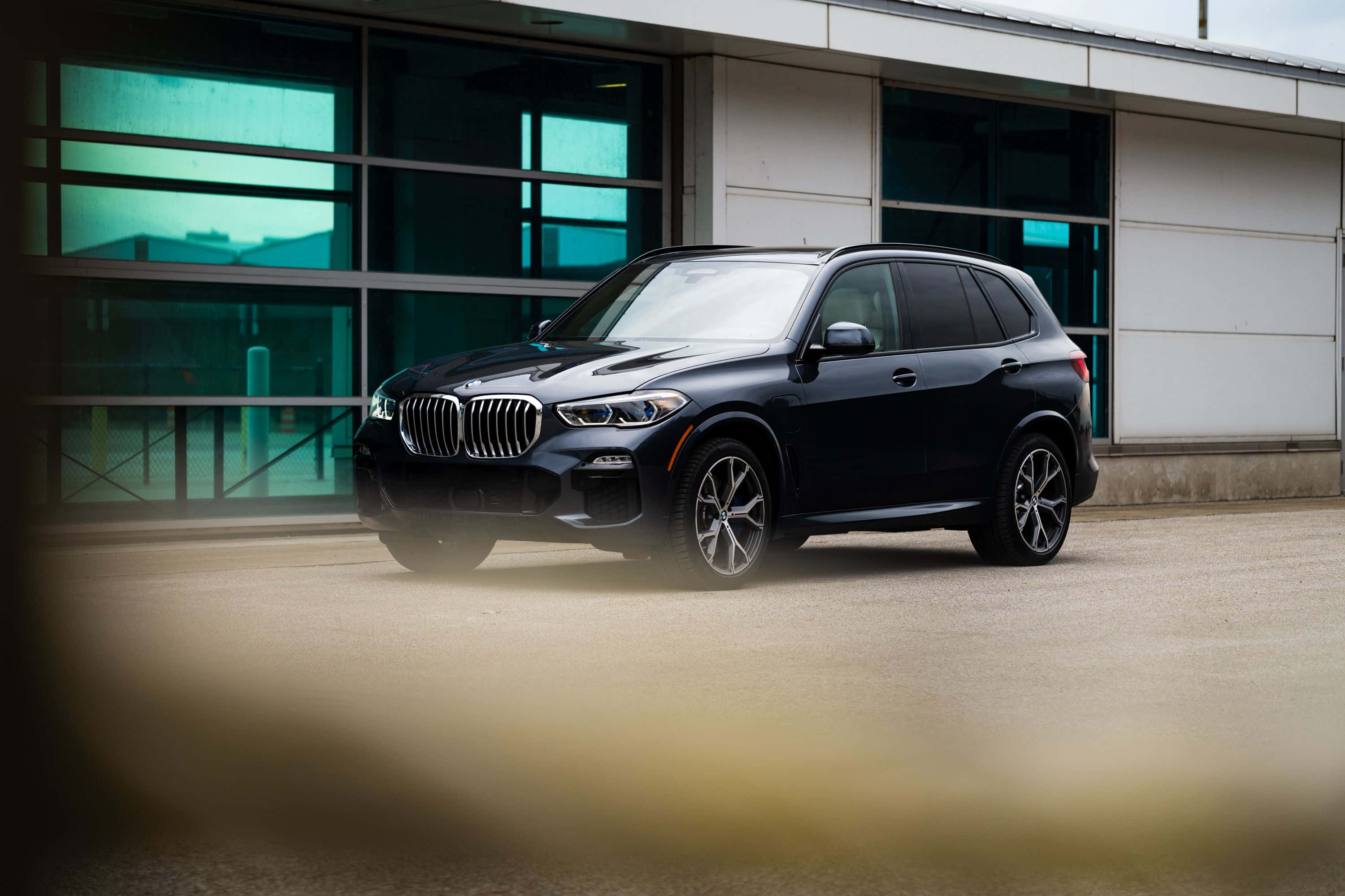 BMW X5, black, modern building, 2K Desktop Wallpaper