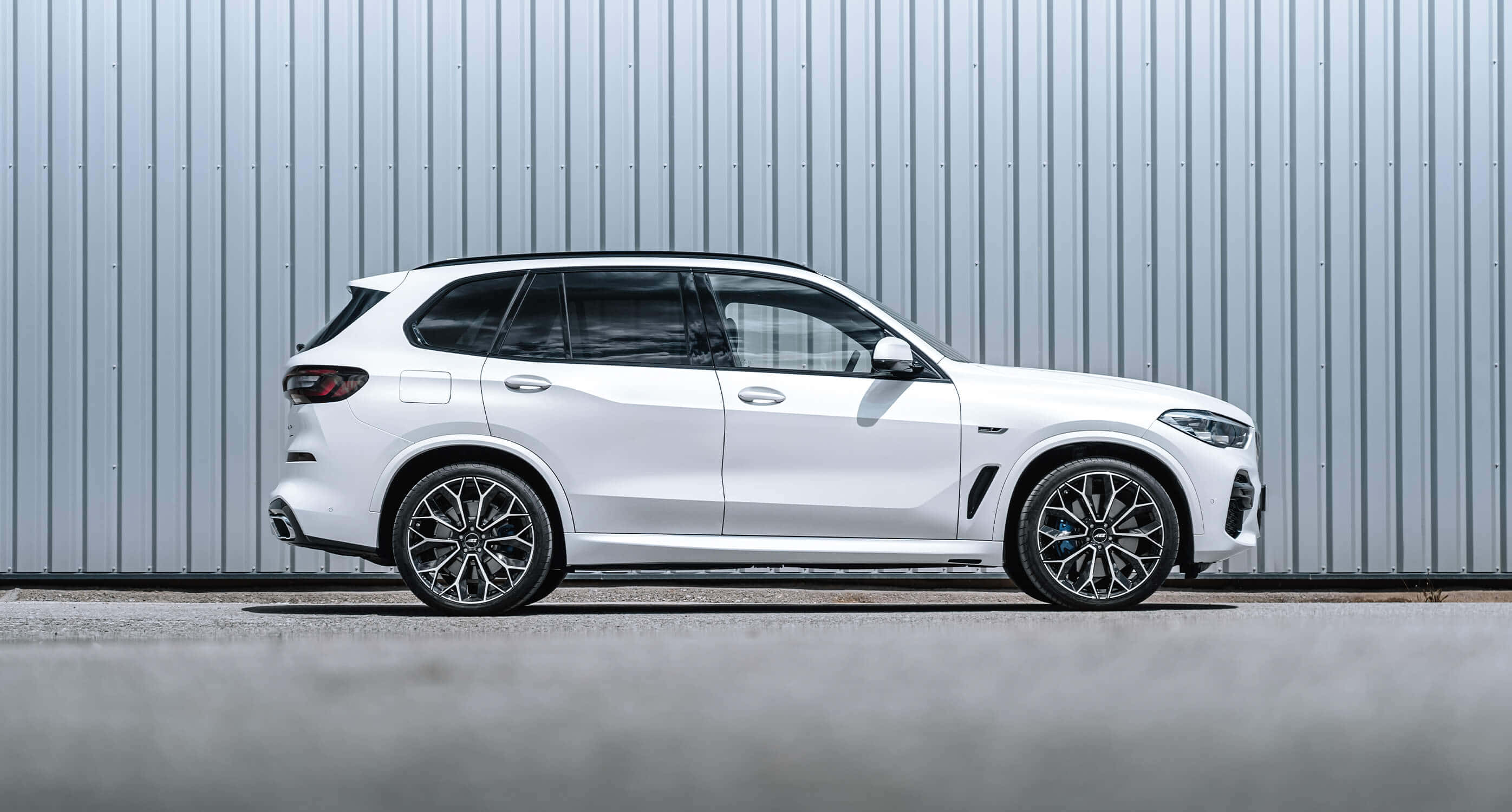 BMW X5, white, pristine, 2K Desktop Wallpaper