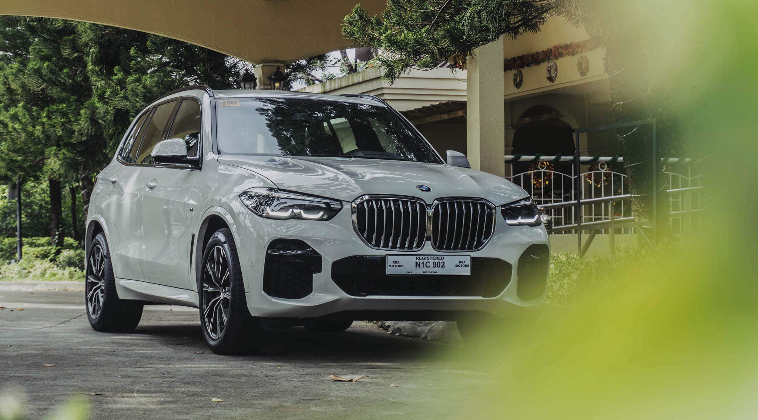 BMW X5, white, covered driveway, Full HD Desktop Wallpaper