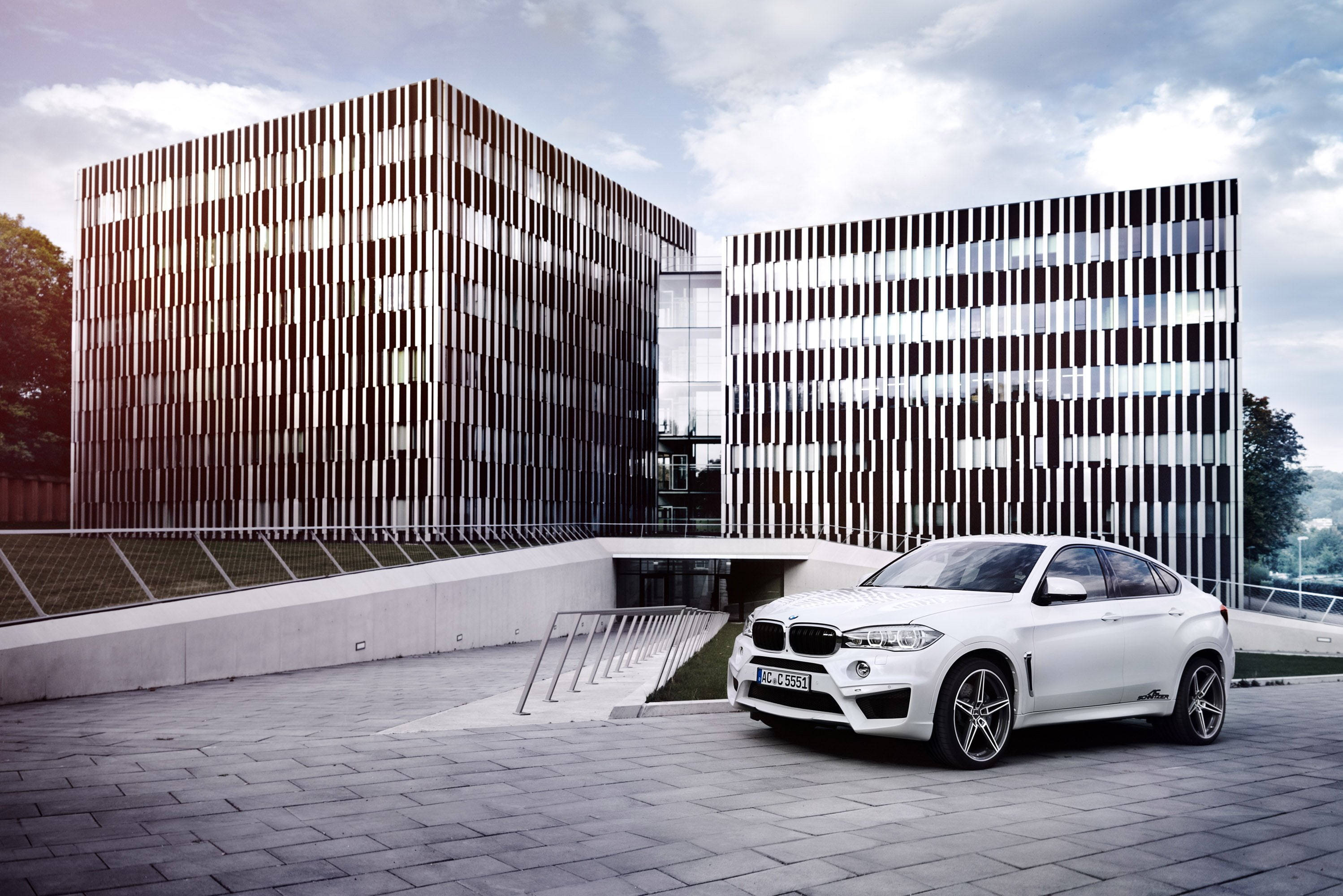 BMW X6 M, white, paved plaza, 2K Desktop Wallpaper