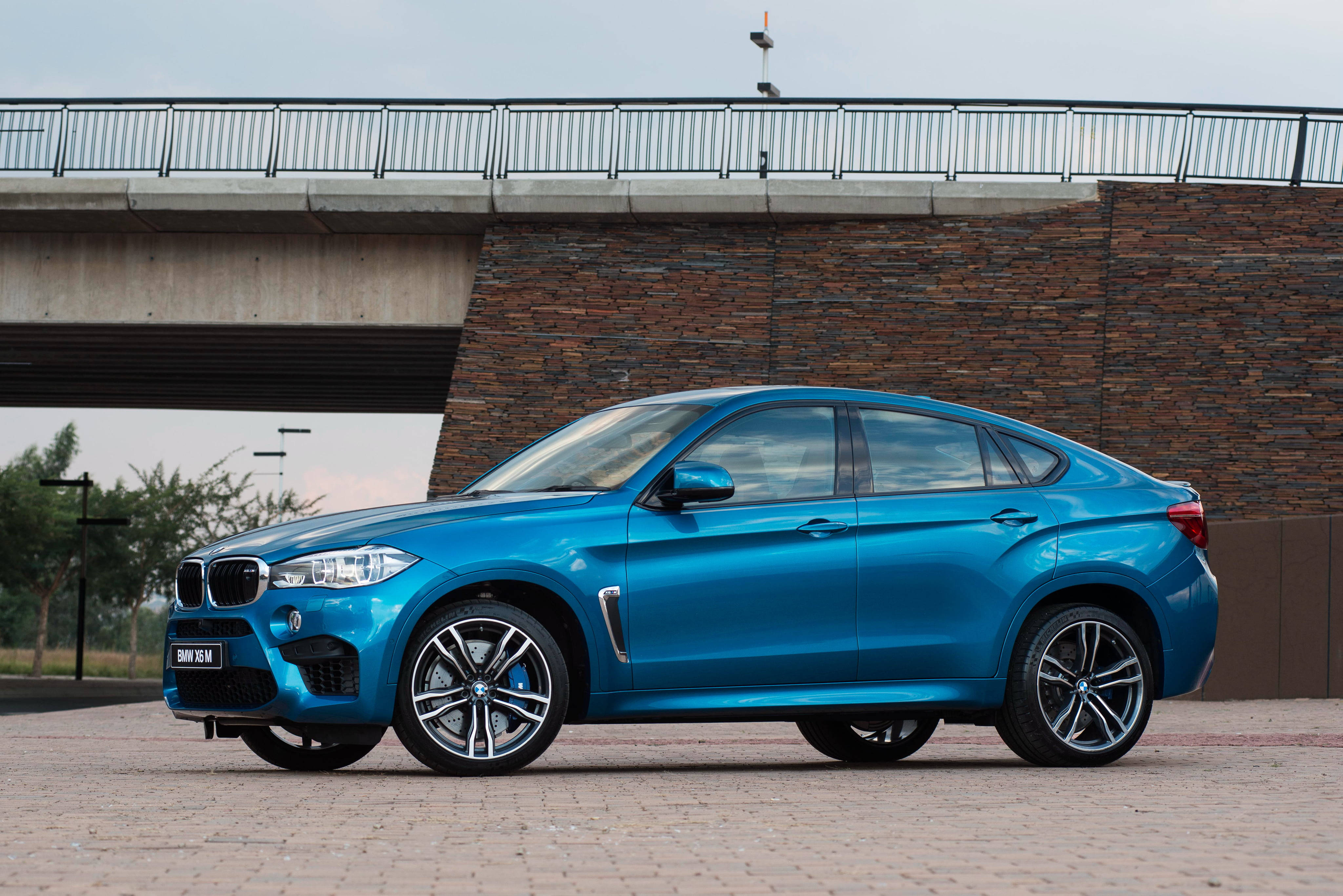 BMW X6 M, concrete bridge, stone wall, 4K Desktop Wallpaper