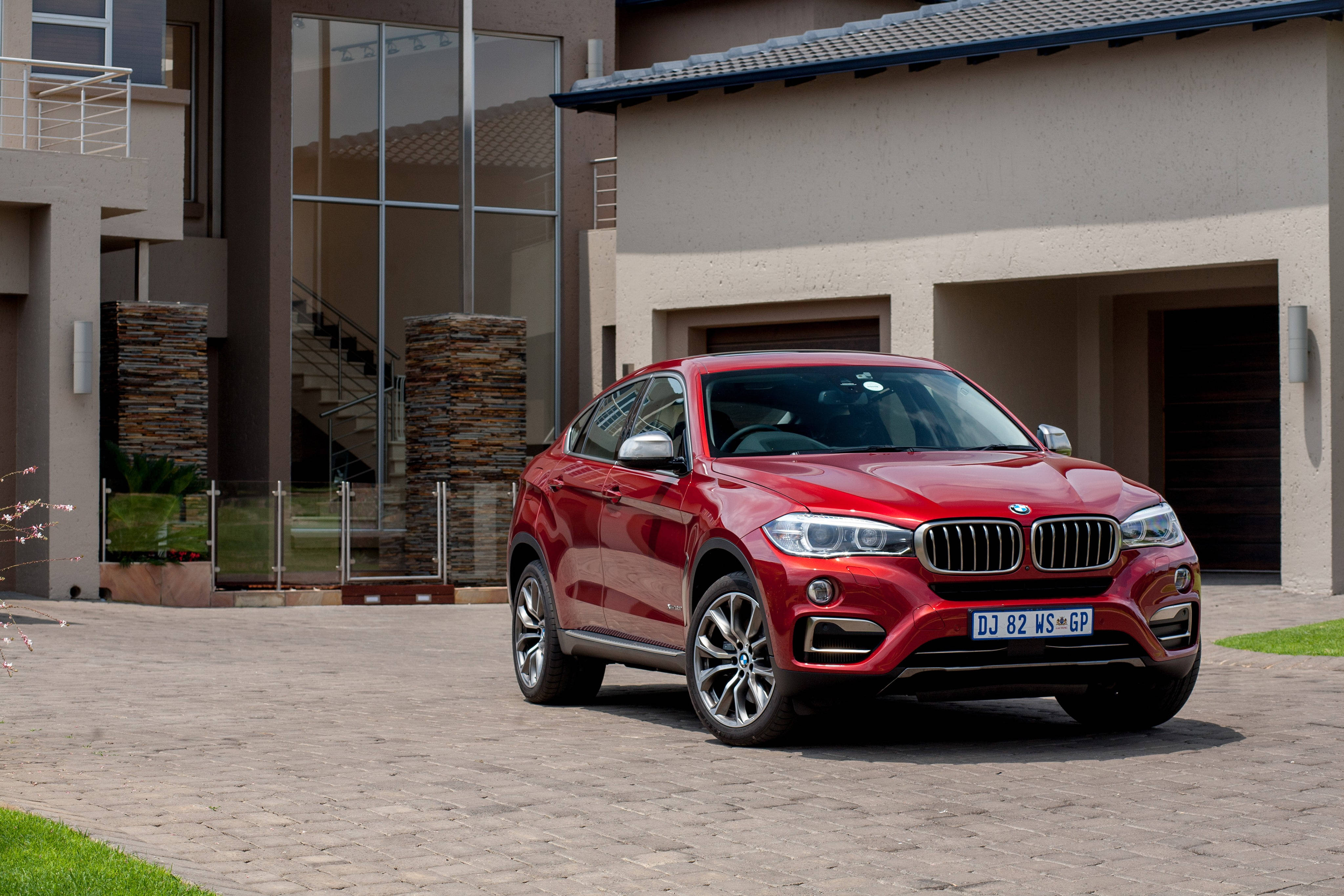BMW X6 M, glossy red, modern house, 4K Desktop Wallpaper