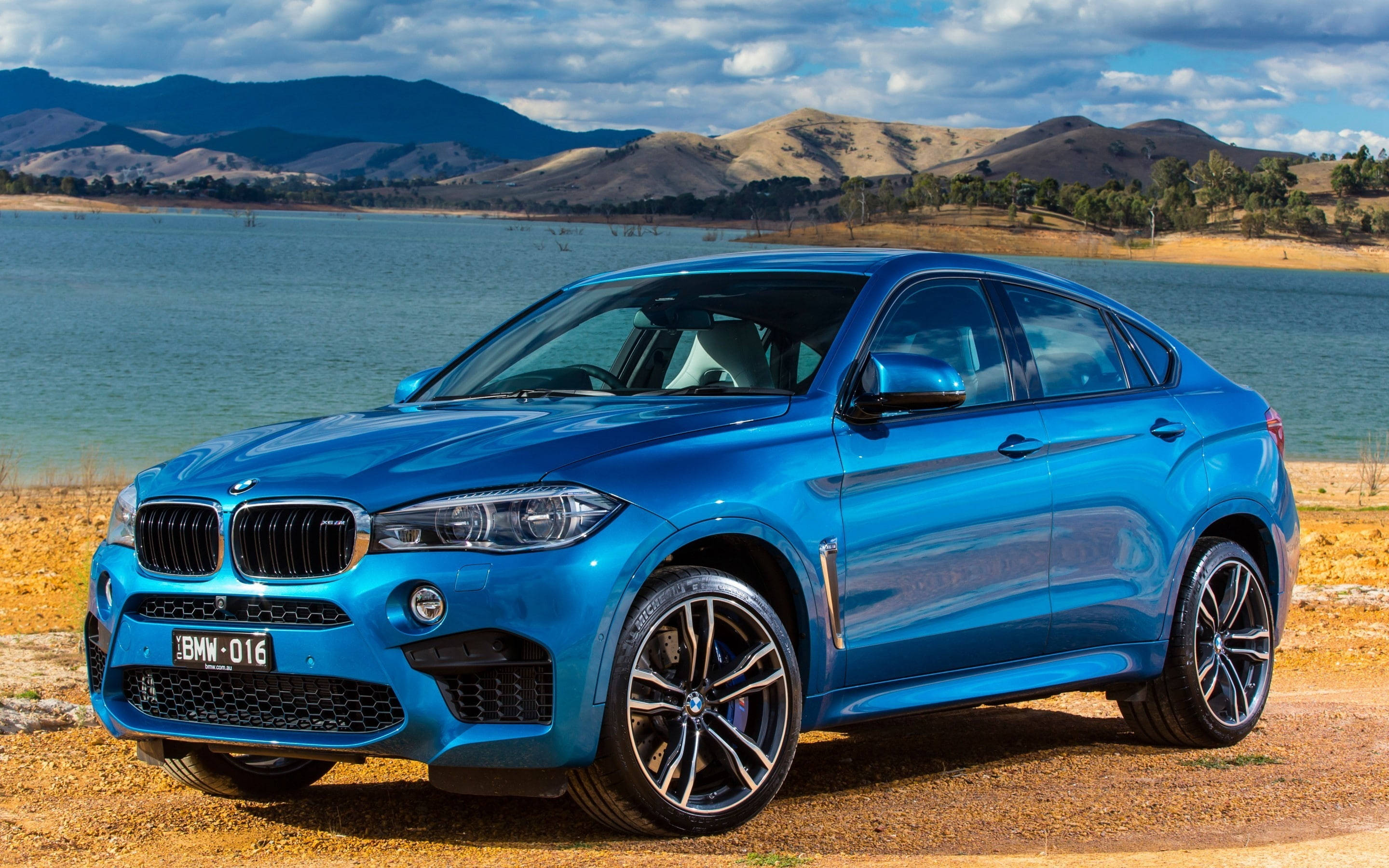 BMW X6 M, vibrant blue, gravel, 2K Desktop Wallpaper