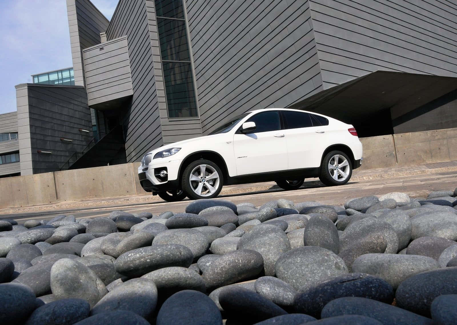 BMW X6, white, modern gray building, HD Desktop Wallpaper