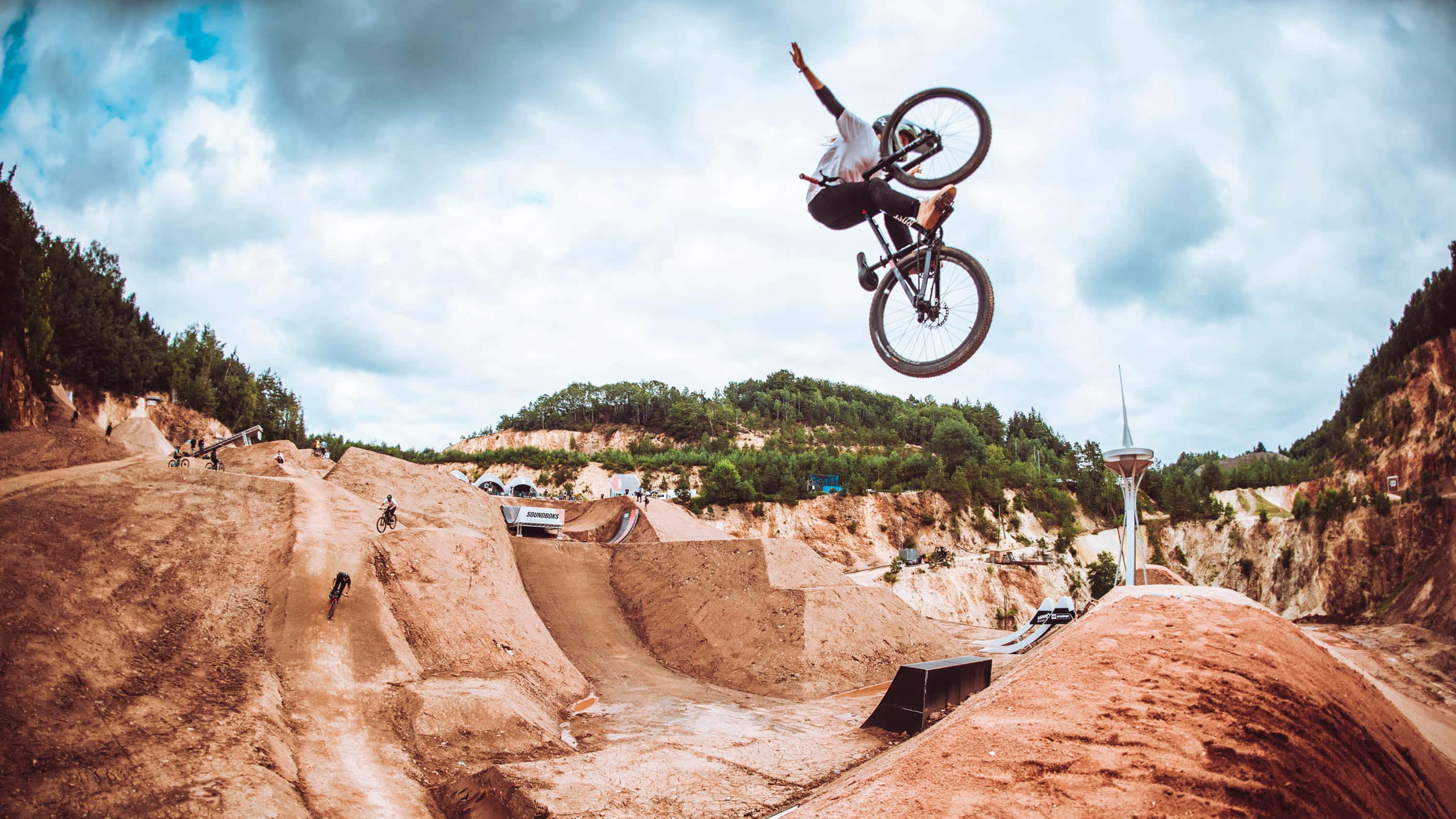 BMX, dirt track, inverted trick, 2K Desktop Wallpaper