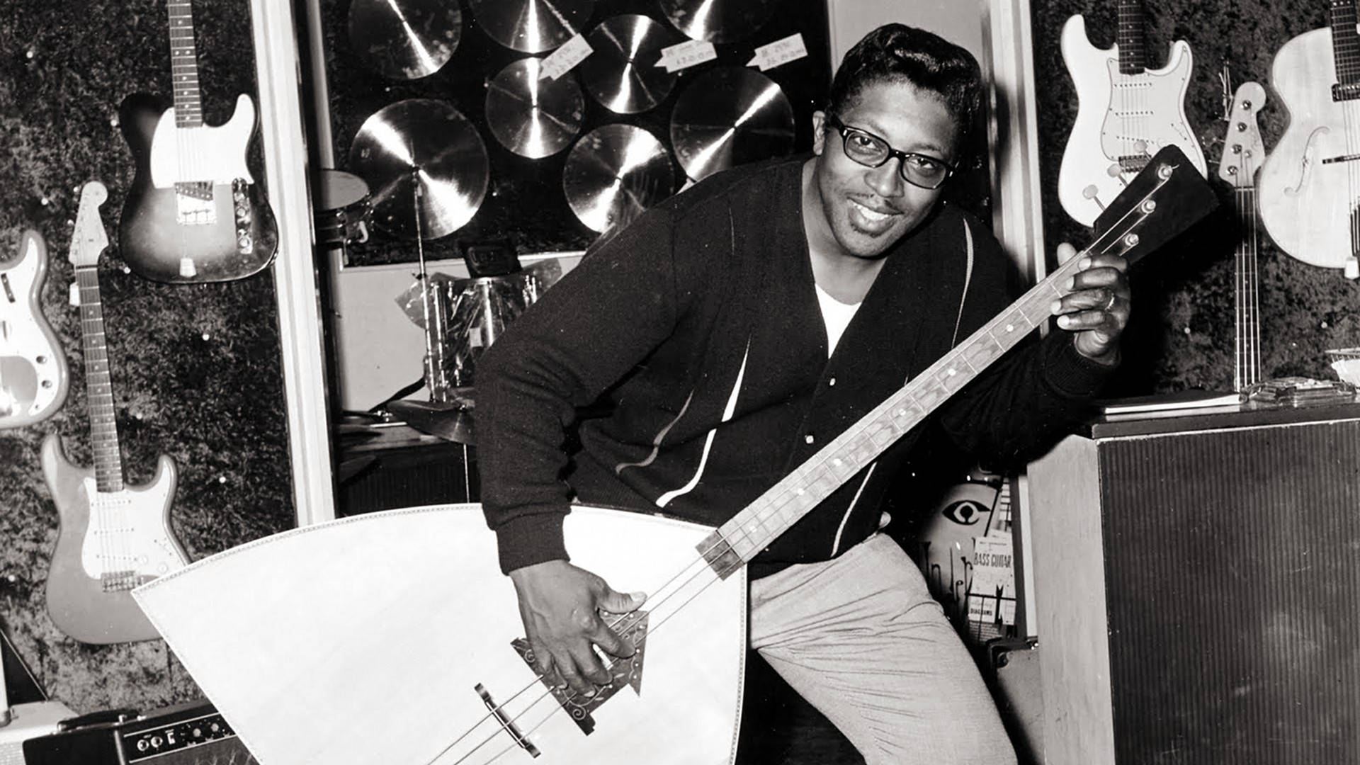 Bo Diddley, white bass guitar, music shop, Full HD Desktop Wallpaper