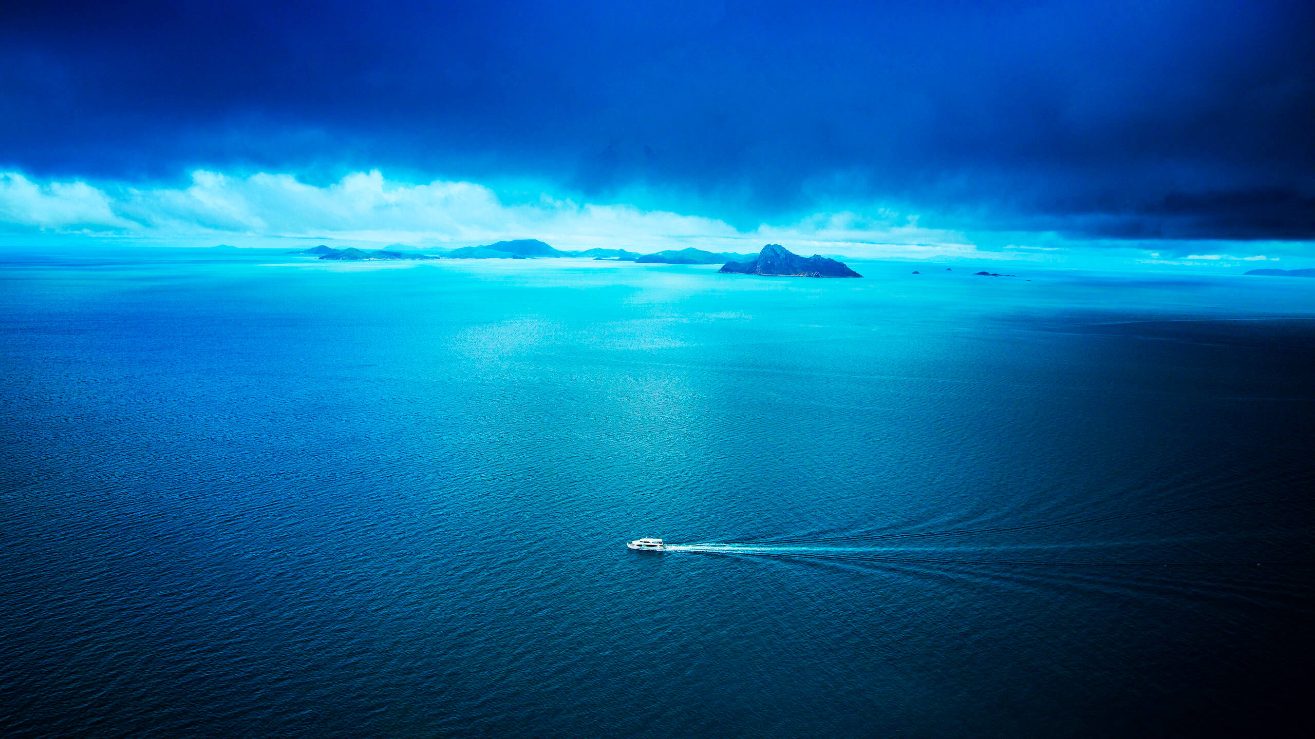 speedboat, turquoise waters, stormy sky, 2K Desktop Wallpaper