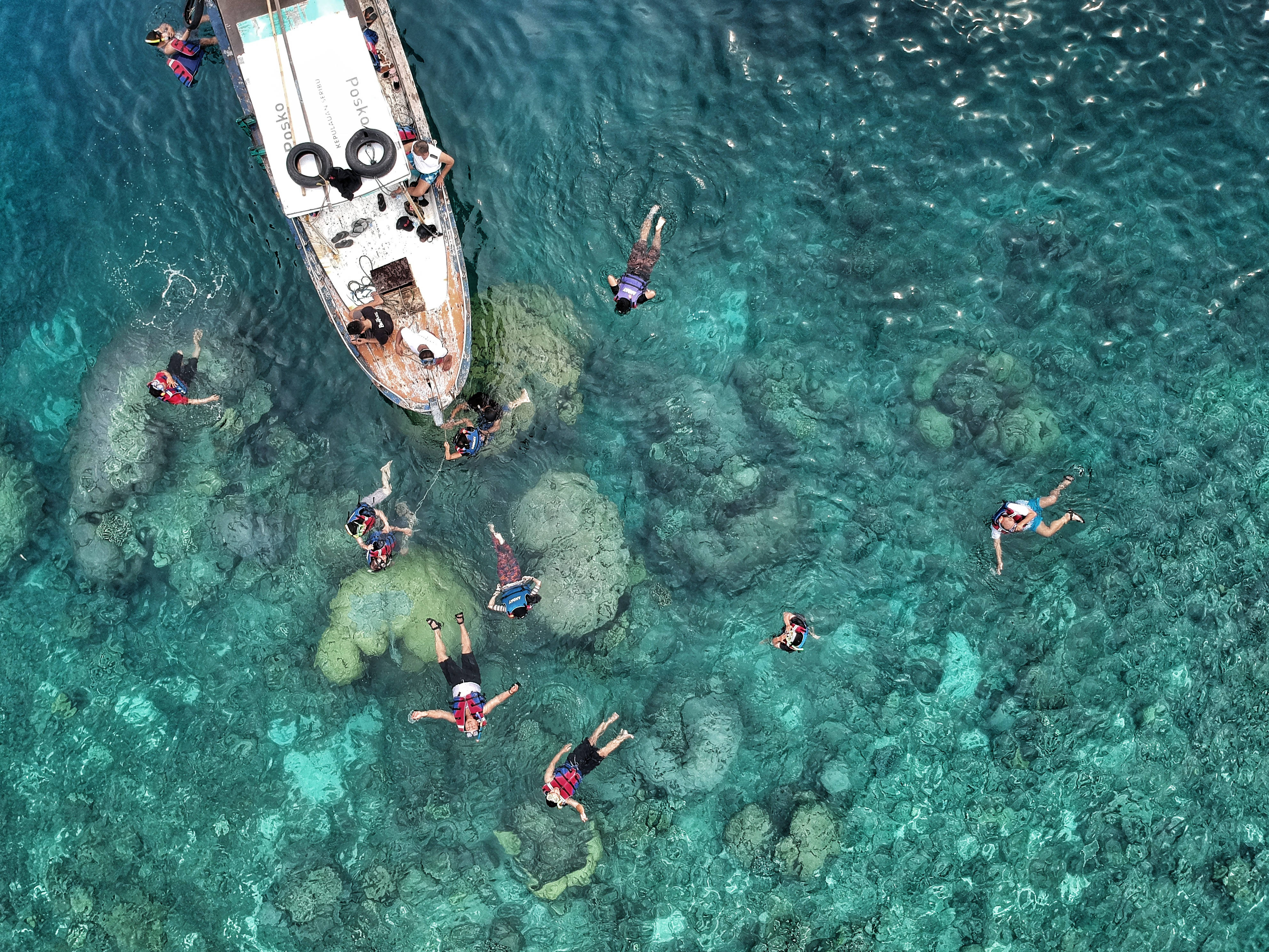 tourists, snorkeling, small boat, 4K Desktop Wallpaper