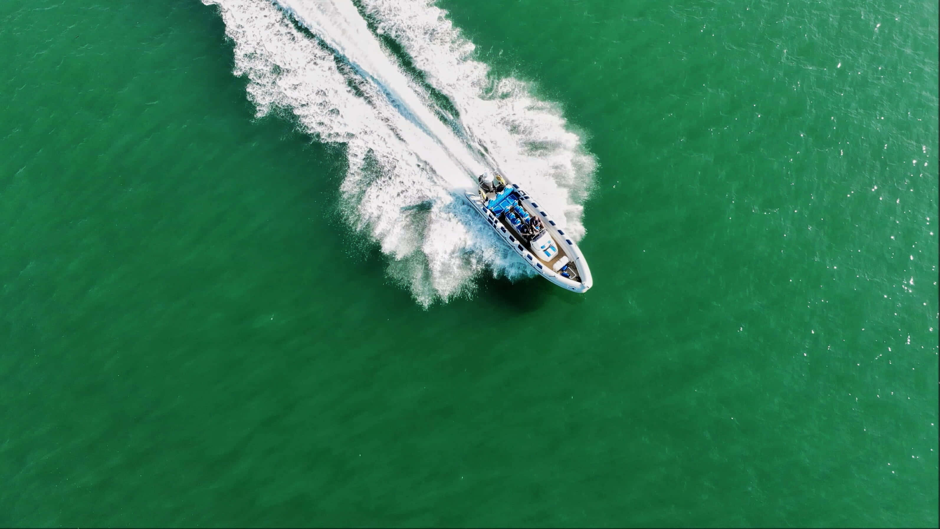 speedboat, emerald green water, frothy white wake, 2K Desktop Wallpaper
