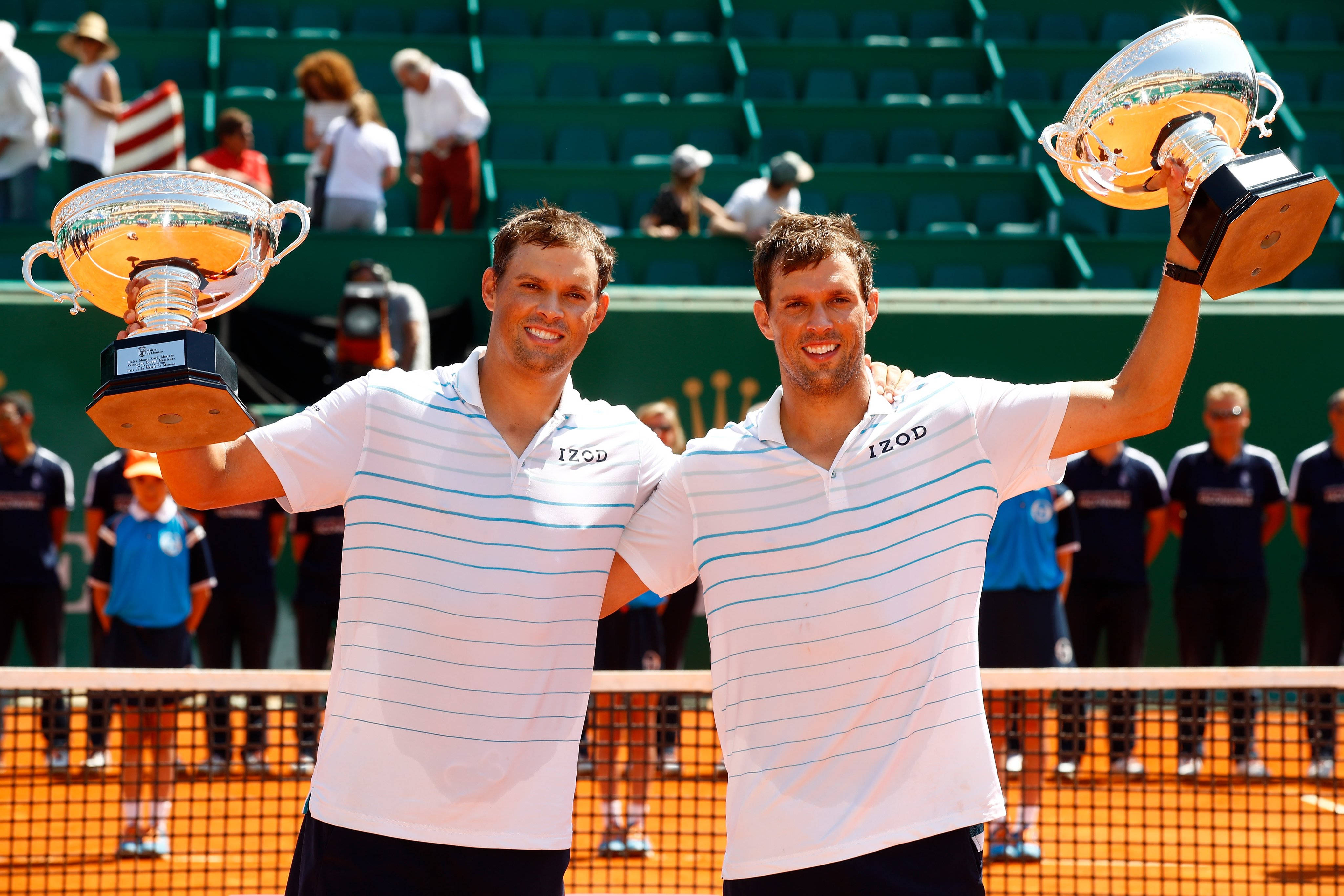 Bob Bryan, white striped shirts, gleaming trophies, 4K Desktop Wallpaper