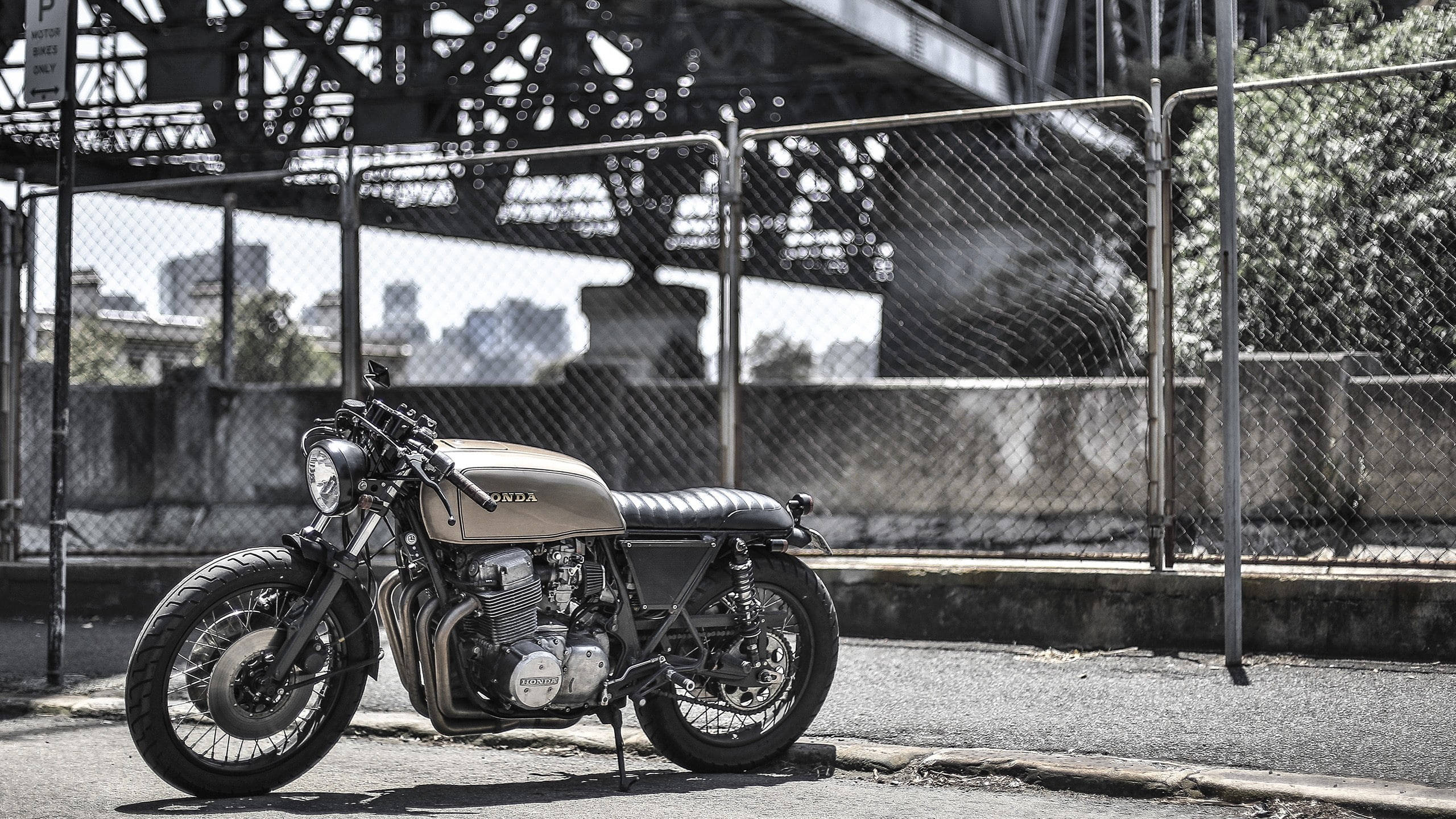 vintage bobber motorcycle, cafe racer motorcycle, steel bridge, 2K Desktop Wallpaper