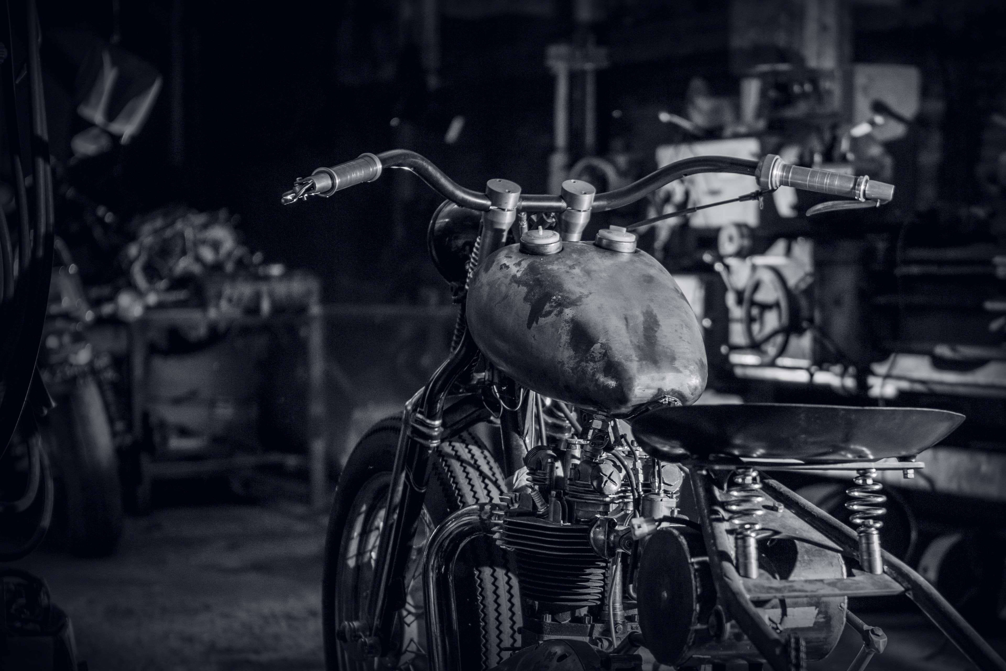 vintage motorcycle, weathered fuel tank, exposed engine, 4K Desktop Wallpaper