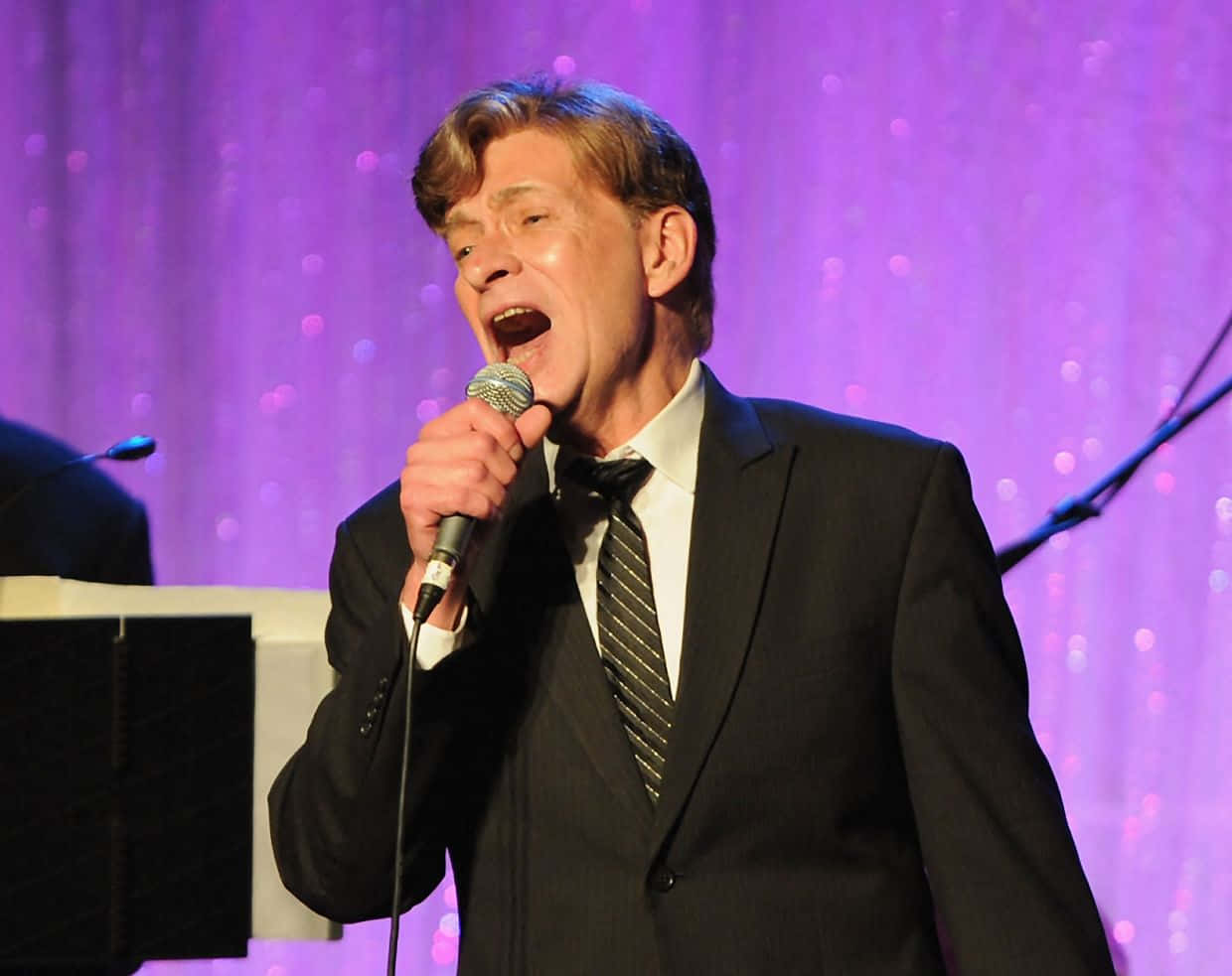 Bobby Caldwell, suit, microphone, SD Desktop Wallpaper