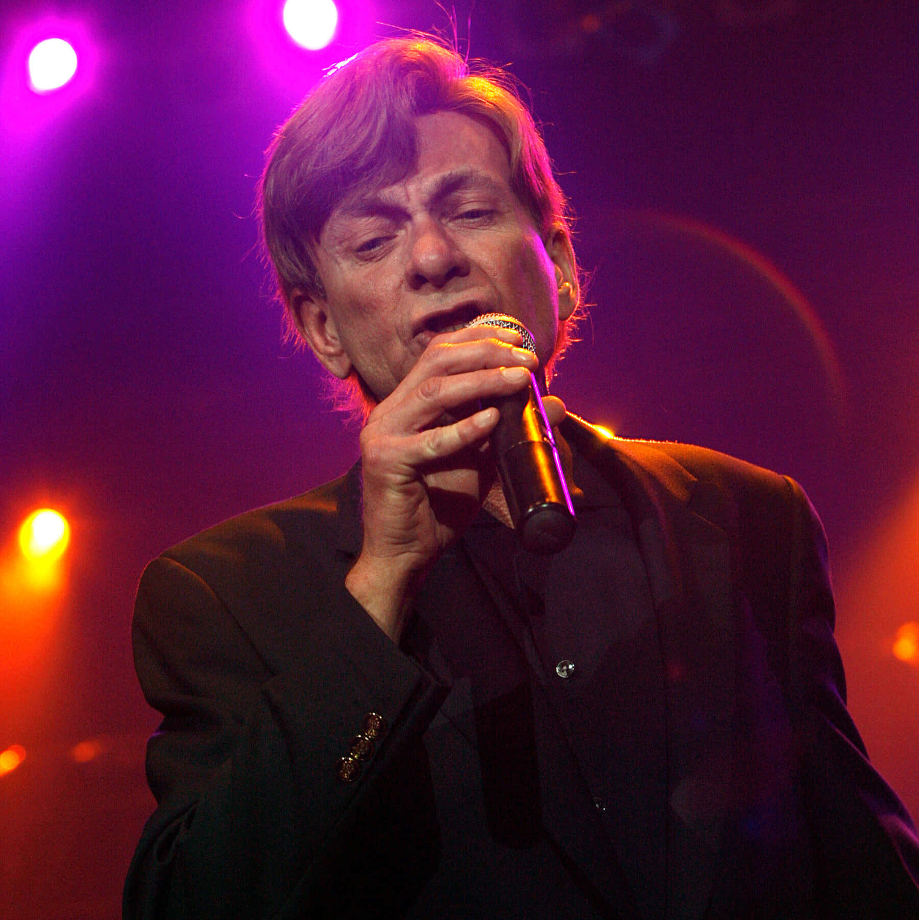 Bobby Caldwell, black suit, vibrant purple and orange stage lights, HD Phone Wallpaper