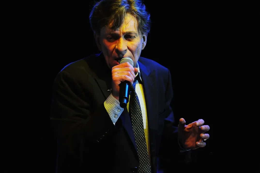 Bobby Caldwell, suit, microphone, SD Desktop Wallpaper