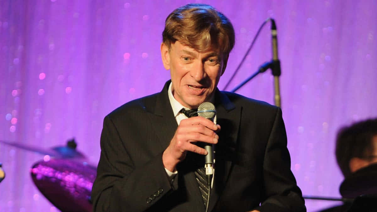Bobby Caldwell, black suit, microphone, SD Desktop Wallpaper