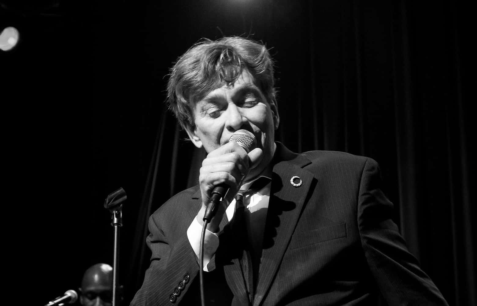Bobby Caldwell, microphone, dimly lit stage, HD Desktop Wallpaper