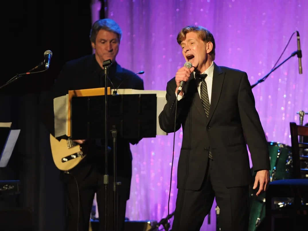 Bobby Caldwell, black suit, purple glitter curtain, SD Desktop Wallpaper