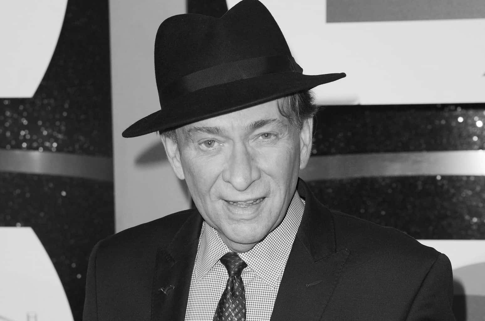Bobby Caldwell, fedora suit and tie, black and white portrait, HD Desktop Wallpaper