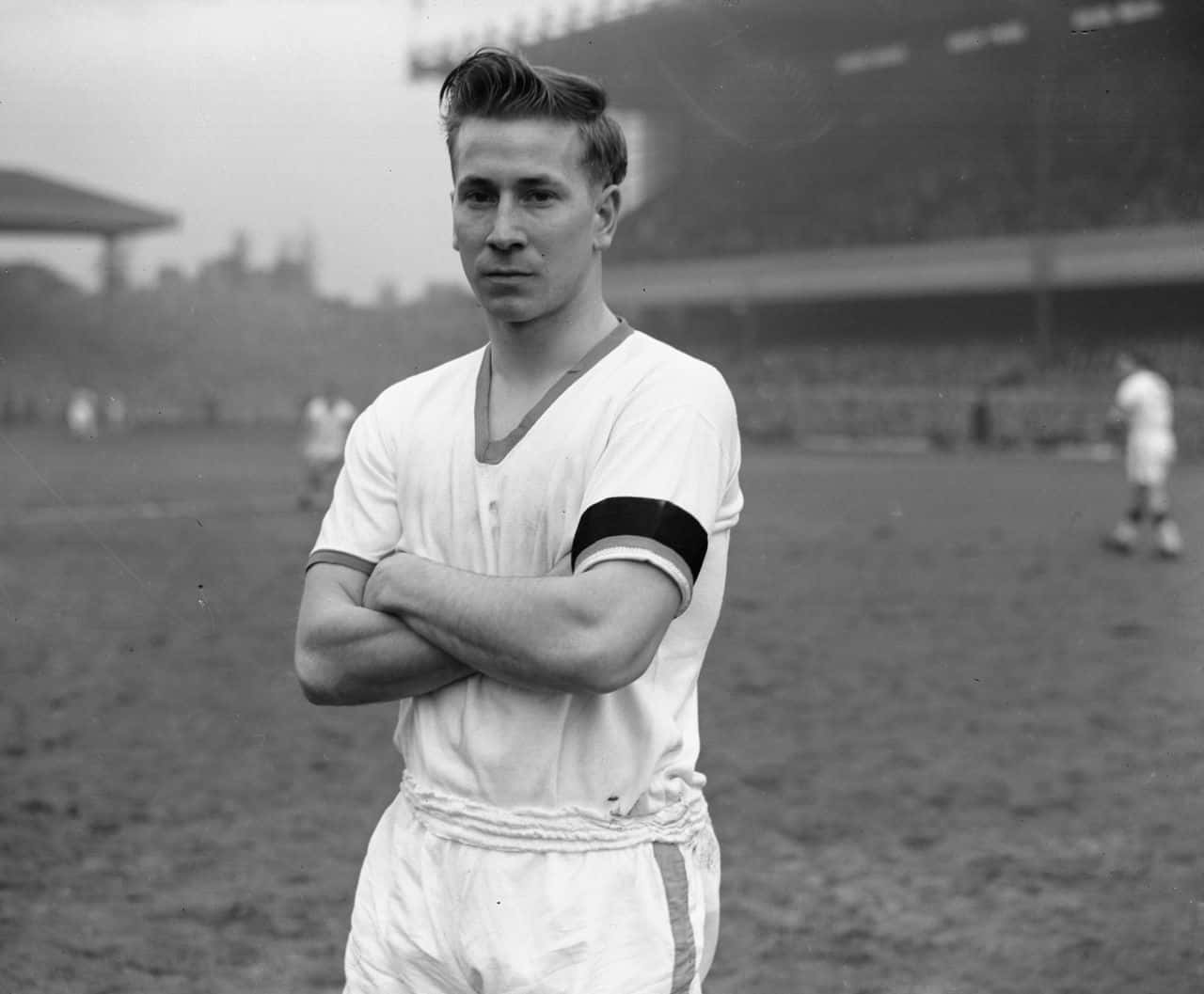 Bobby Charlton, footballer, muddy pitch, HD Desktop Wallpaper