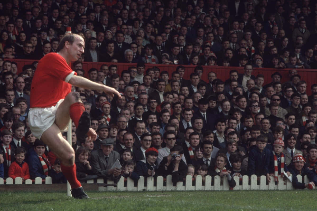 Bobby Charlton, red jersey, football kick, SD Desktop Wallpaper