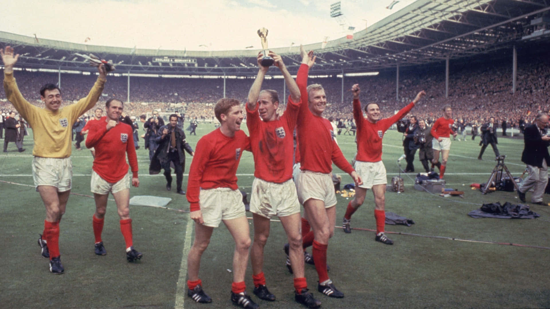 Bobby Moore, football champion, red jerseys, Full HD Desktop Wallpaper