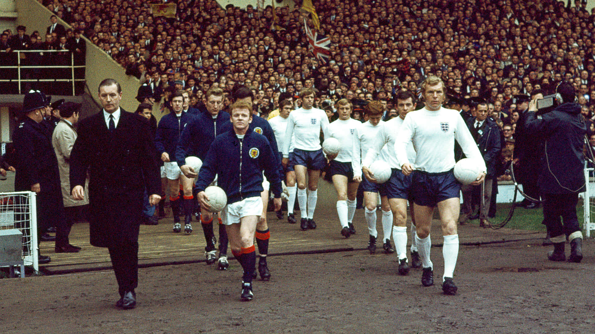 Bobby Moore, vintage kits, muddy pitch, Full HD Desktop Wallpaper