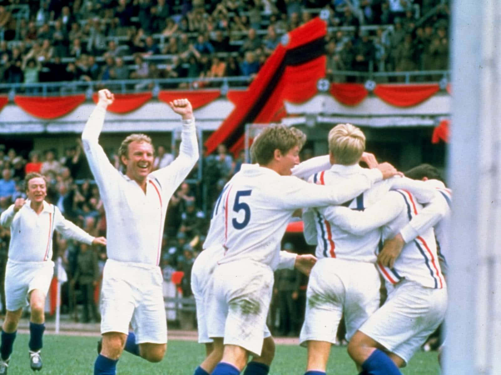 Bobby Moore, white uniforms, green field, HD Desktop Wallpaper