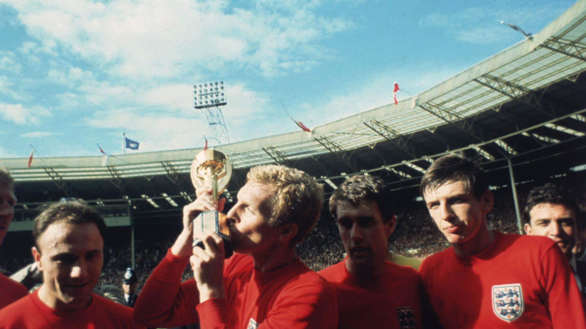 Bobby Moore, red jerseys, golden trophy, Full HD Desktop Wallpaper