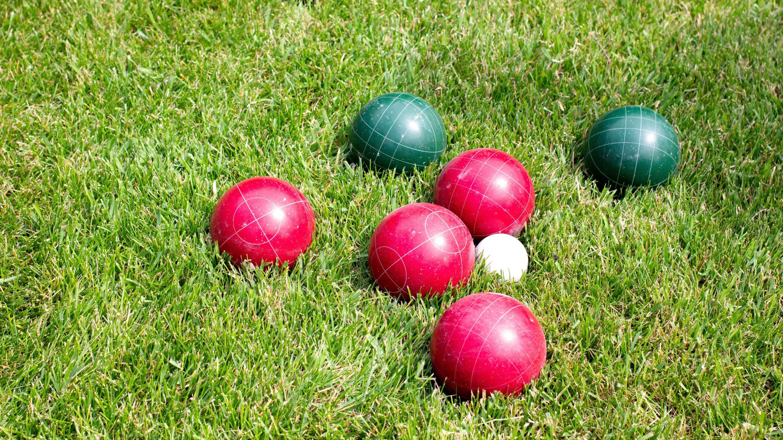 bocce ball, green, red, 2K Desktop Wallpaper