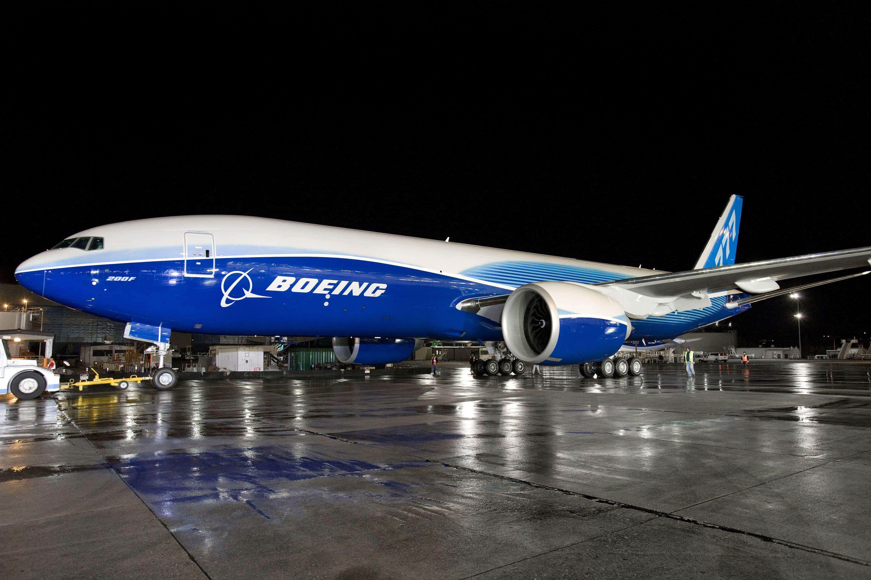 Boeing 777, night, wet tarmac, 2K Desktop Wallpaper