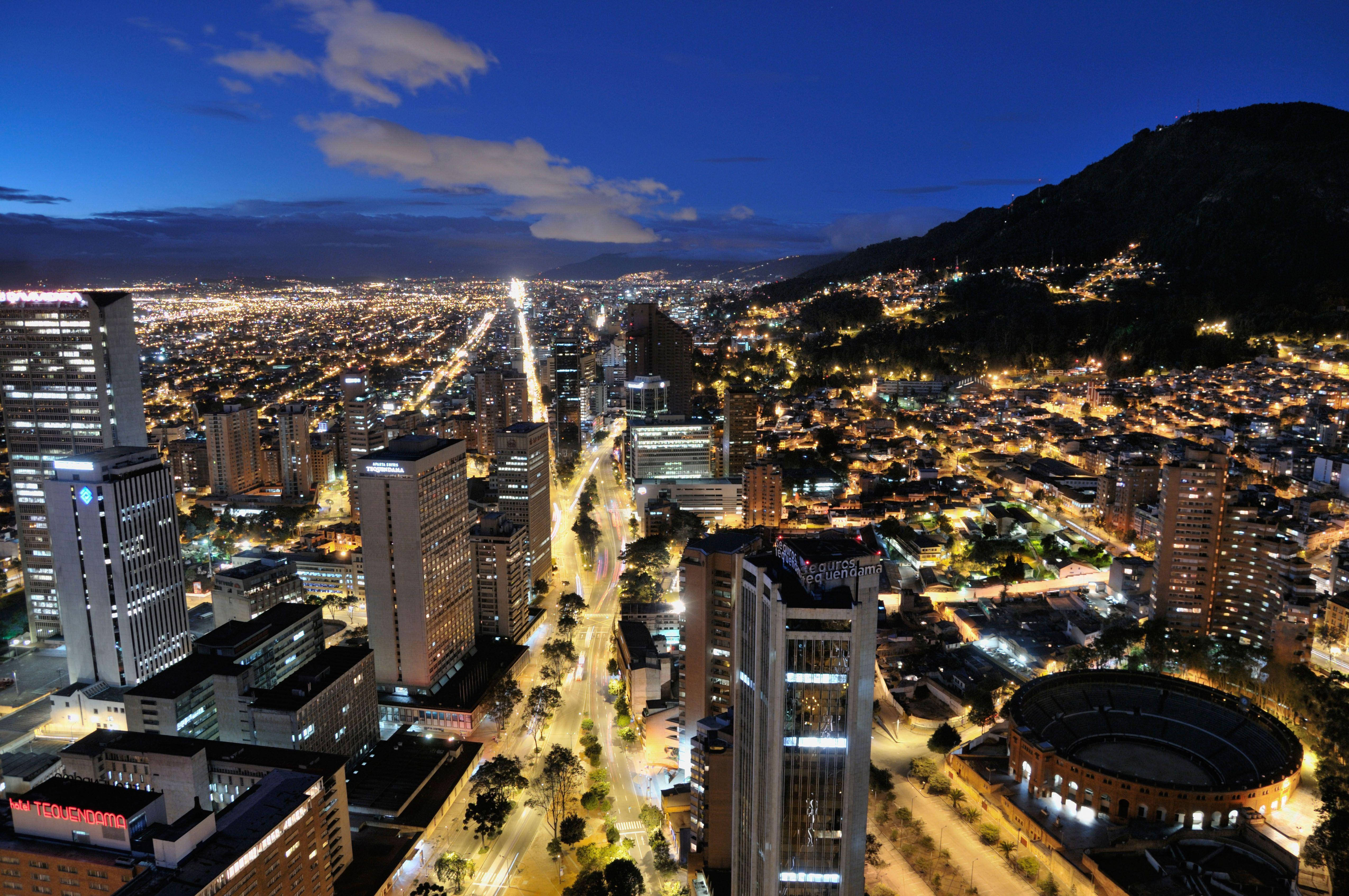 Bogota, dusk, glowing streets, 4K Desktop Wallpaper