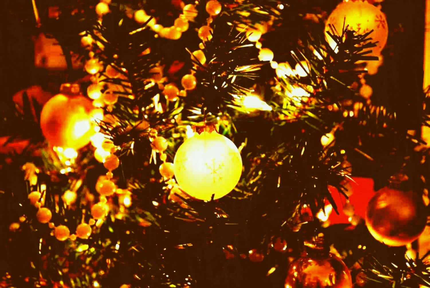Boho Christmas, Christmas tree, glowing ornaments, HD Desktop Wallpaper