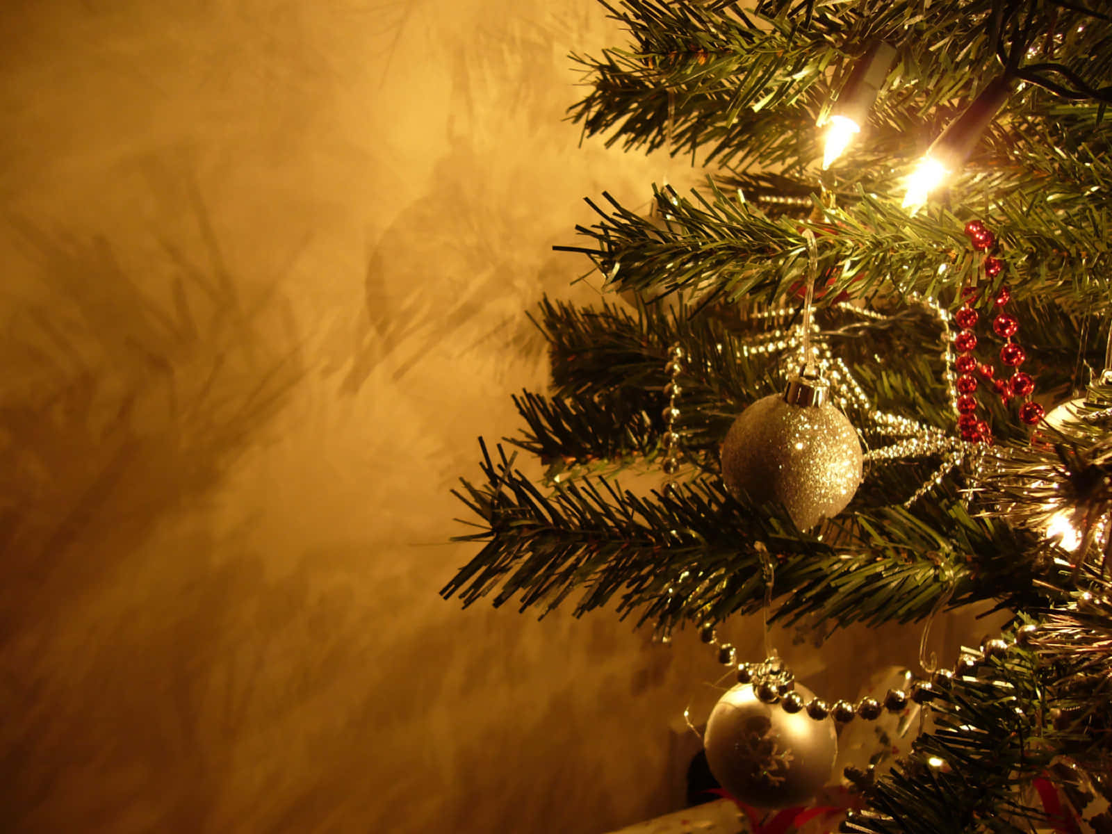 Christmas Eve, silver ornaments, red beads, HD Desktop Wallpaper