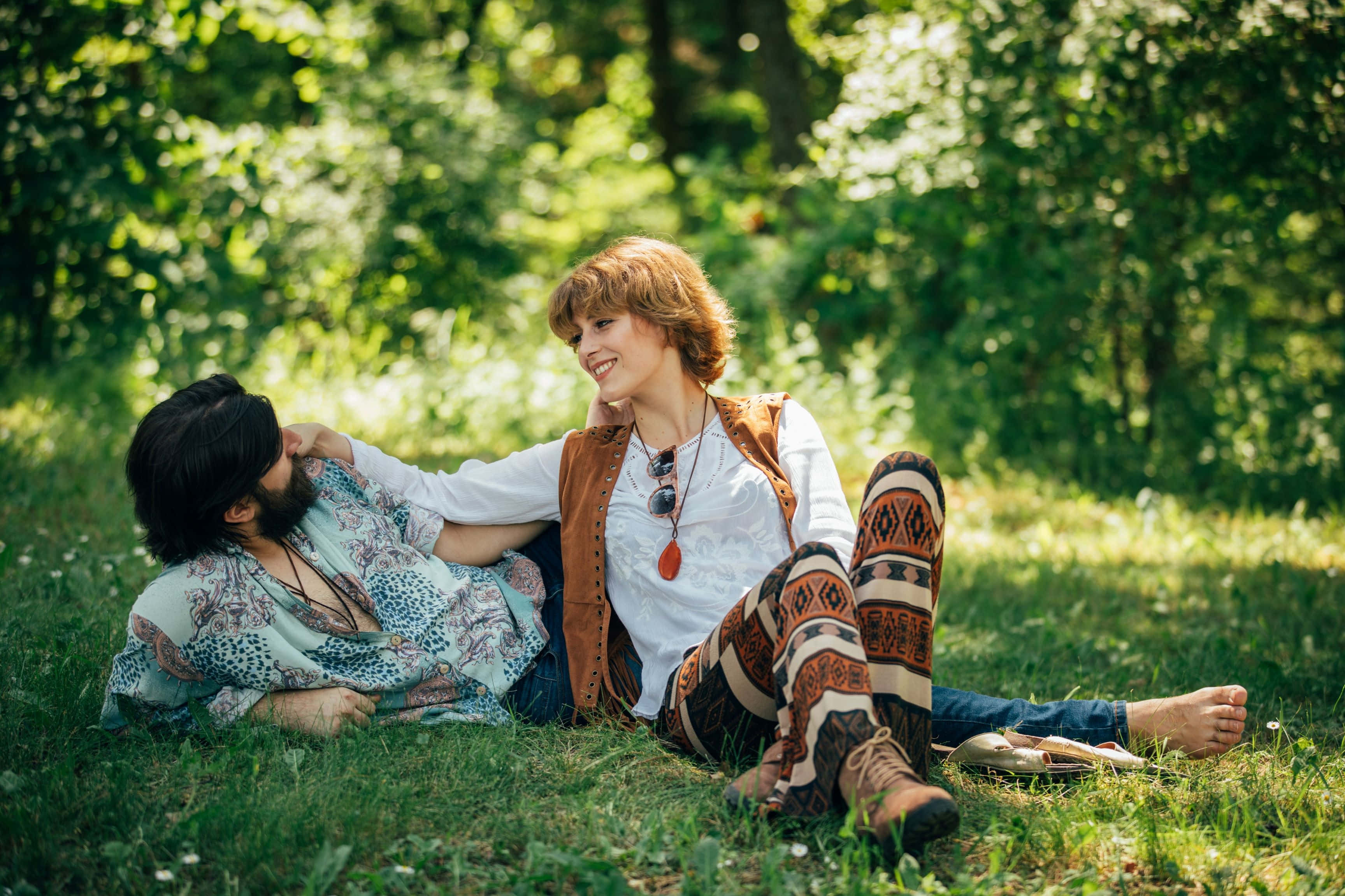 boho hippie, couple, sunlit grass, 2K Desktop Wallpaper