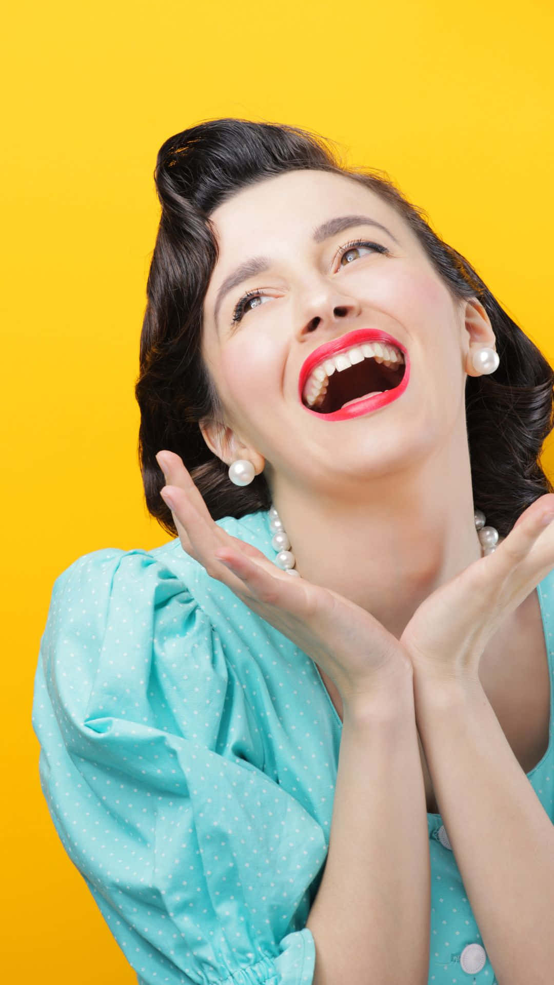 Happy iPhone, vintage hairstyle, pearl jewelry, Full HD Phone Wallpaper