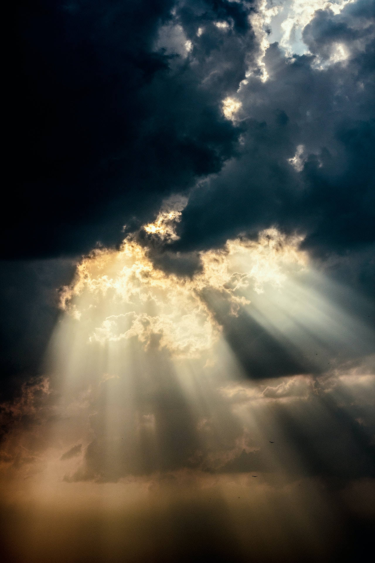 hopeful cloud iphone, dramatic sunbeams, dark storm clouds, Full HD Phone Wallpaper