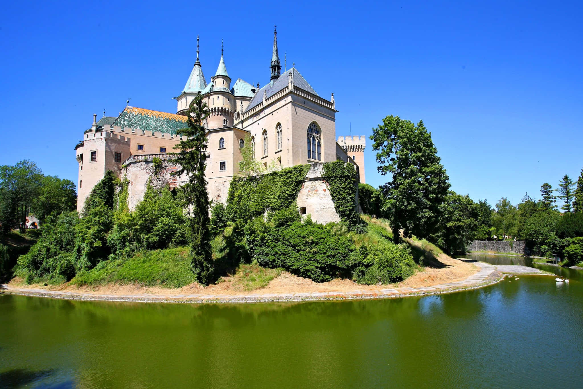 Bojnice Castle, green lake, clear blue sky, Full HD Desktop Wallpaper