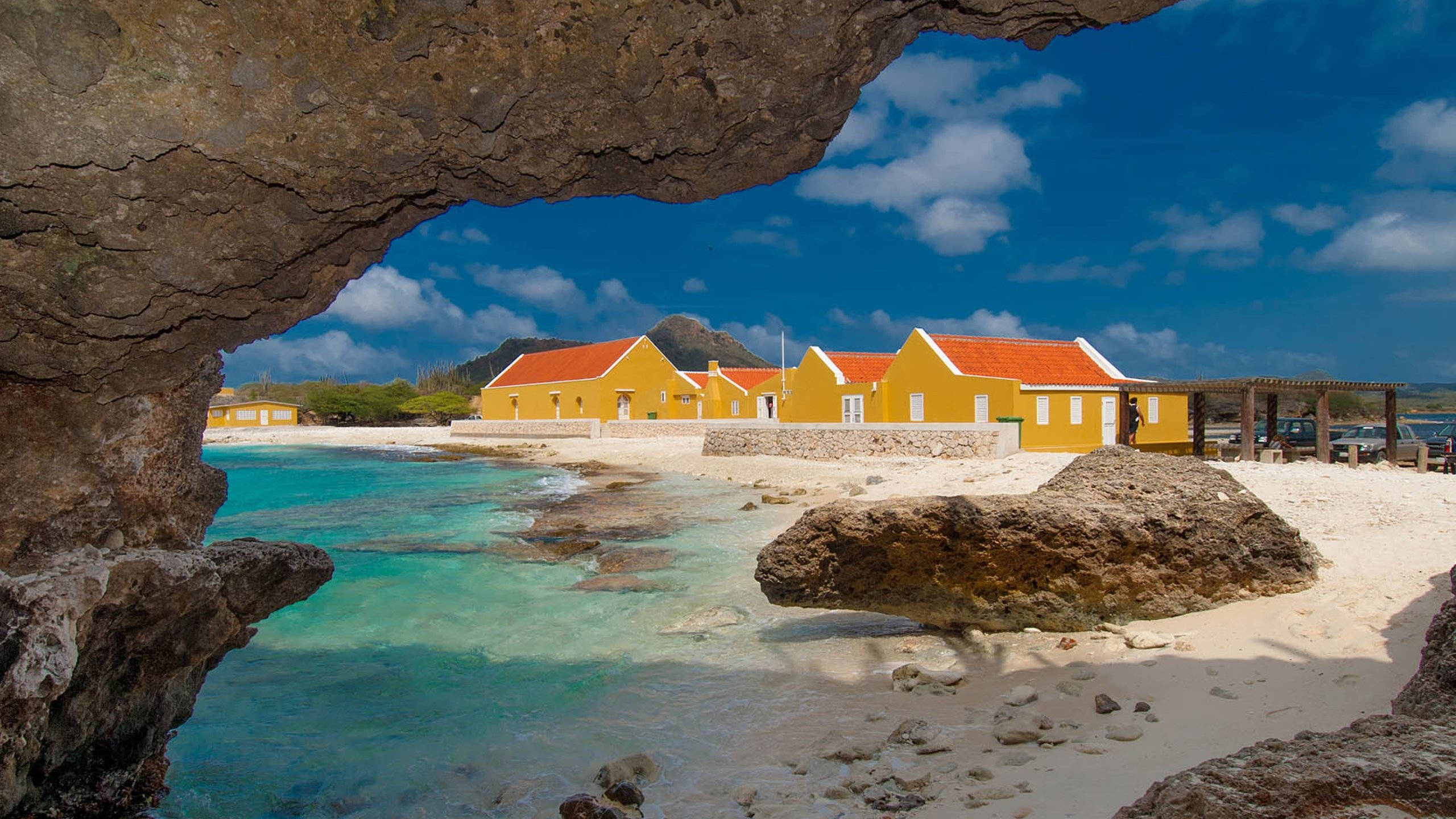 Bonaire, yellow houses, red roofs, 2K Desktop Wallpaper