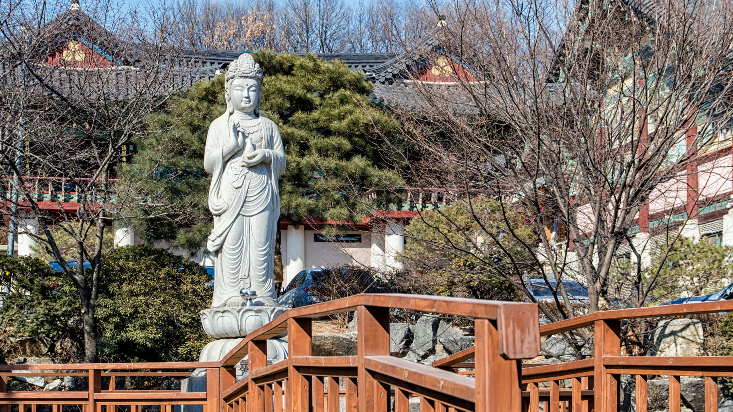 Bongeunsa Temple, white stone Buddha statue, wooden bridge, 2K Desktop Wallpaper