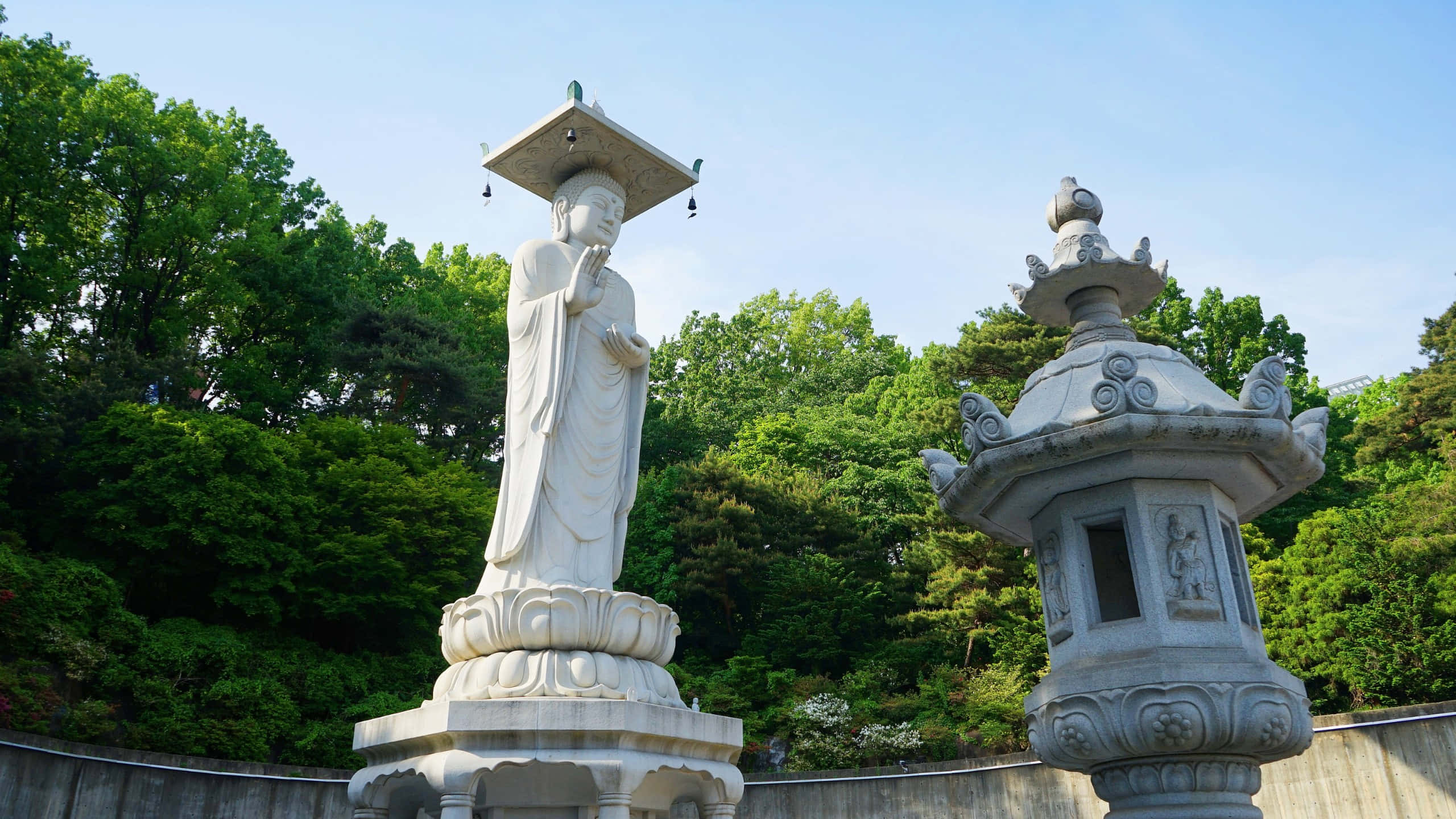 Bongeunsa Temple, white stone Buddha statue, ornate lantern, 2K Desktop Wallpaper