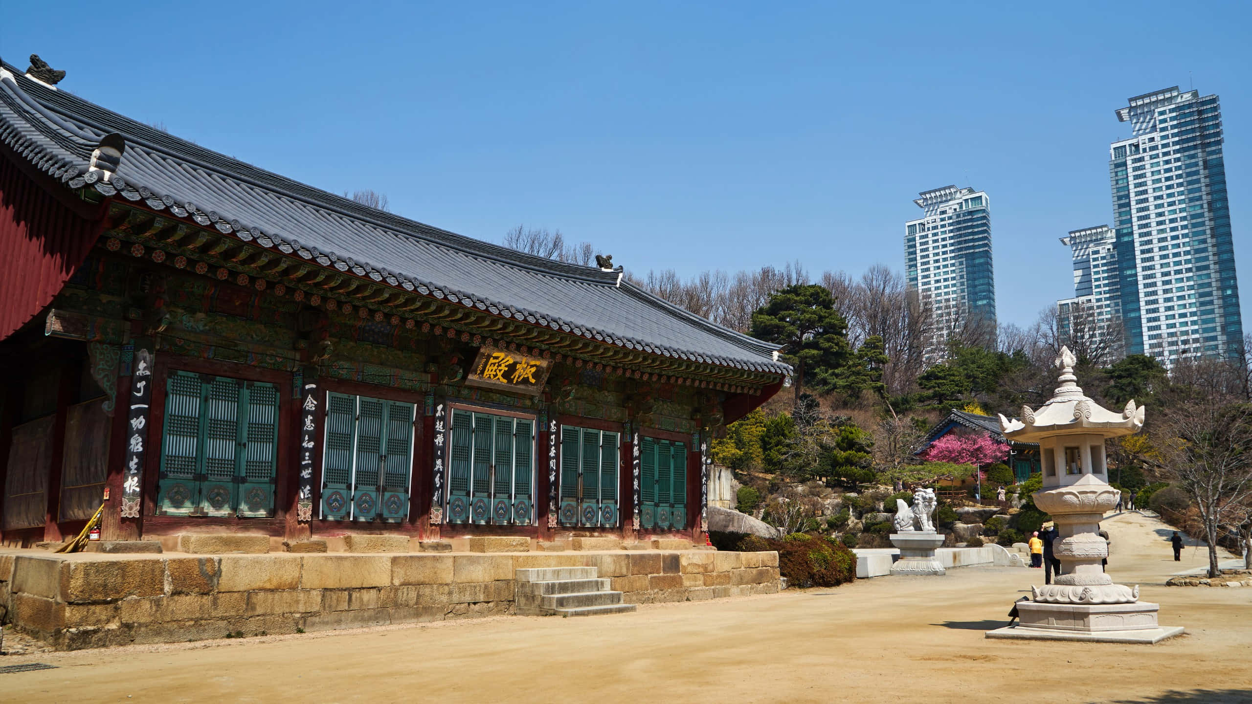 Bongeunsa Temple, traditional Korean temple, curved roof, 2K Desktop Wallpaper