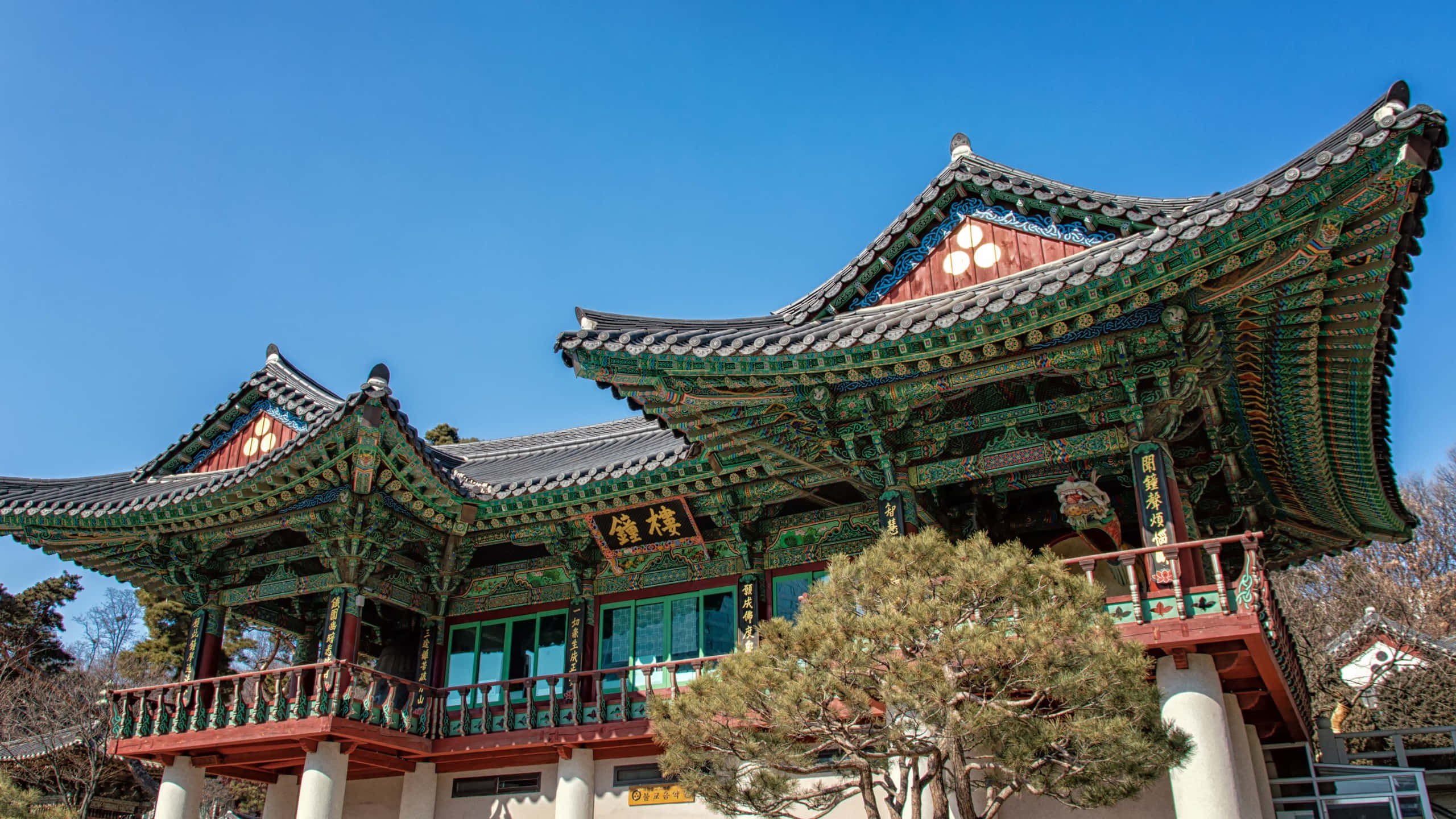Bongeunsa Temple, traditional Korean pavilion, curved green roofs, 2K Desktop Wallpaper