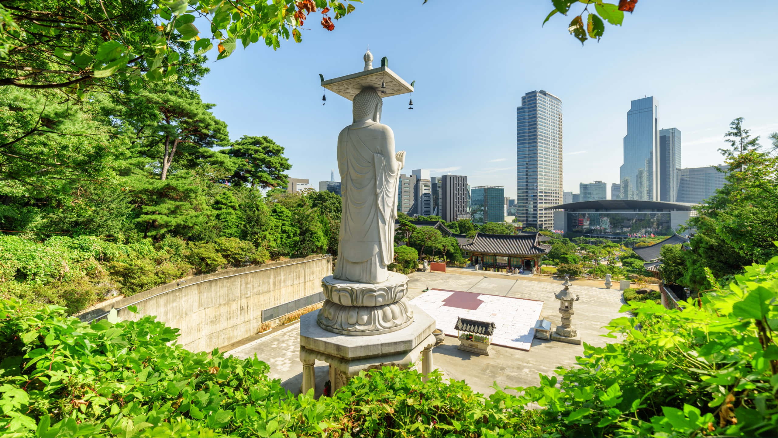 Bongeunsa Temple, stone Buddha statue, Seoul skyline, 2K Desktop Wallpaper