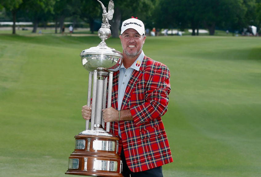 Boo Weekley, red plaid jacket, silver trophy, SD Desktop Wallpaper