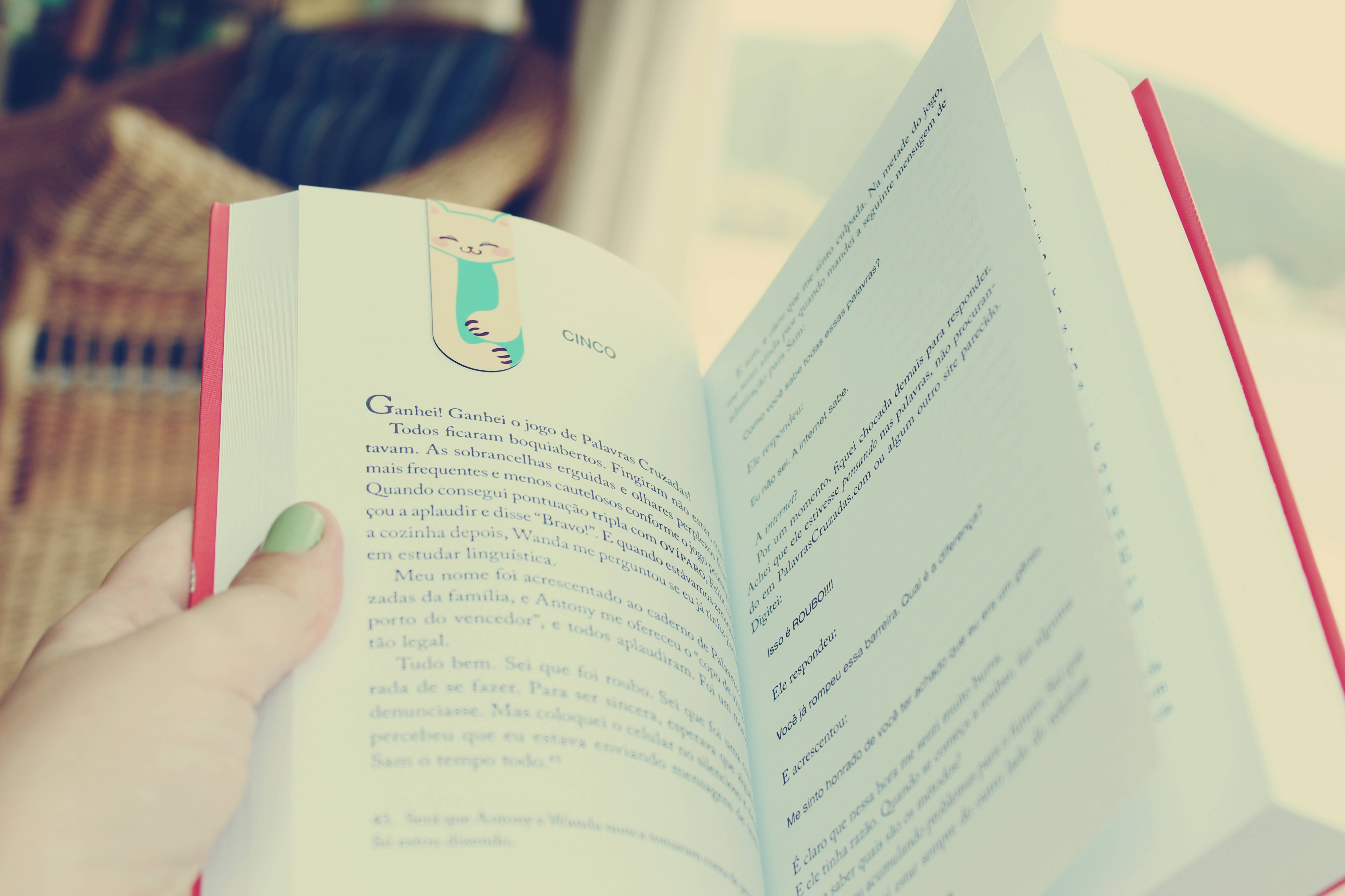hand, book, Portuguese text, 5K Desktop Wallpaper