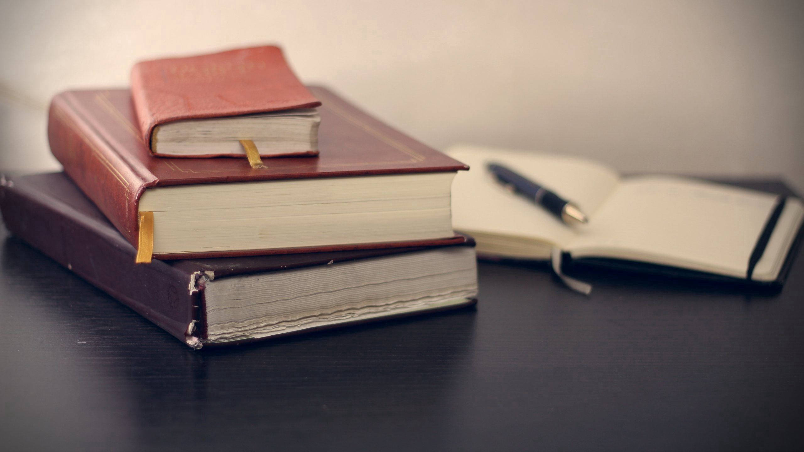 vintage leather-bound books, open notebook, pen, 2K Desktop Wallpaper