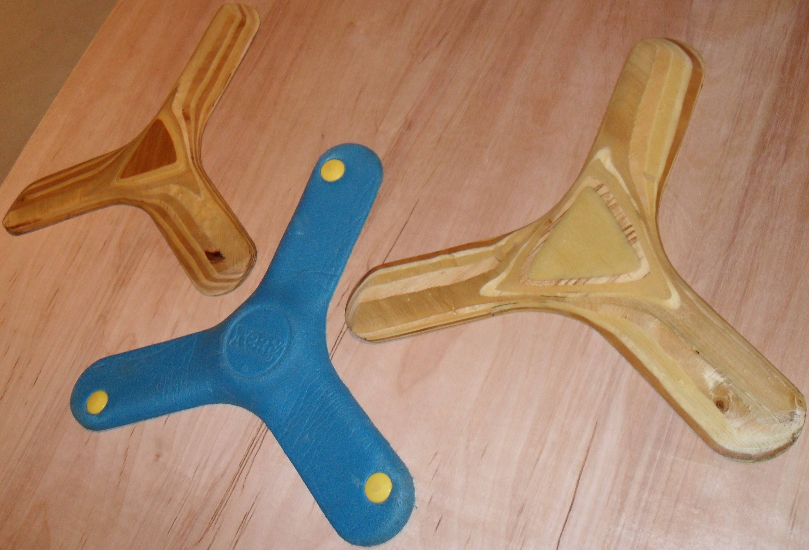 three-sided boomerangs, blue plastic, wooden, 2K Desktop Wallpaper